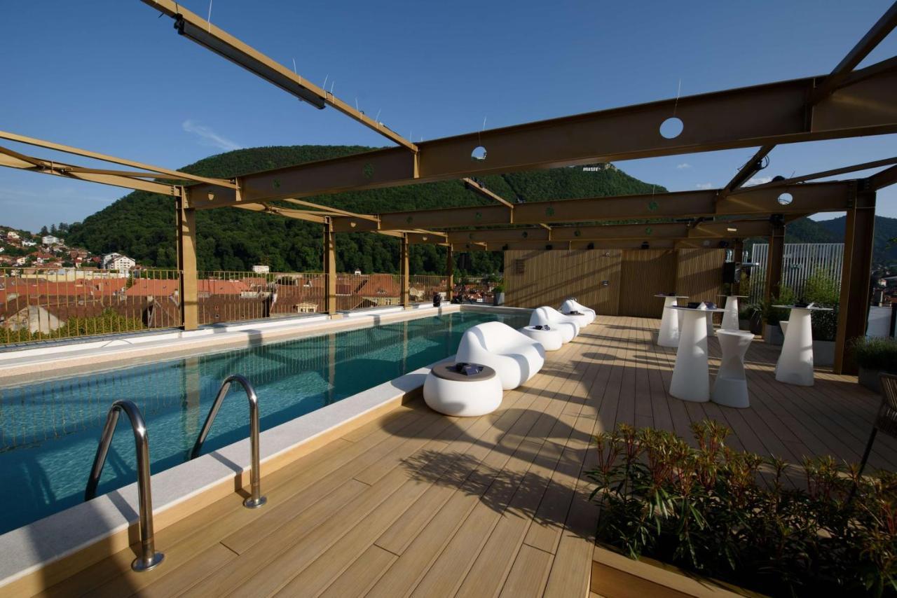 Radisson Blu Aurum Hotel, Braşov Exterior foto The rooftop pool at the Hotel