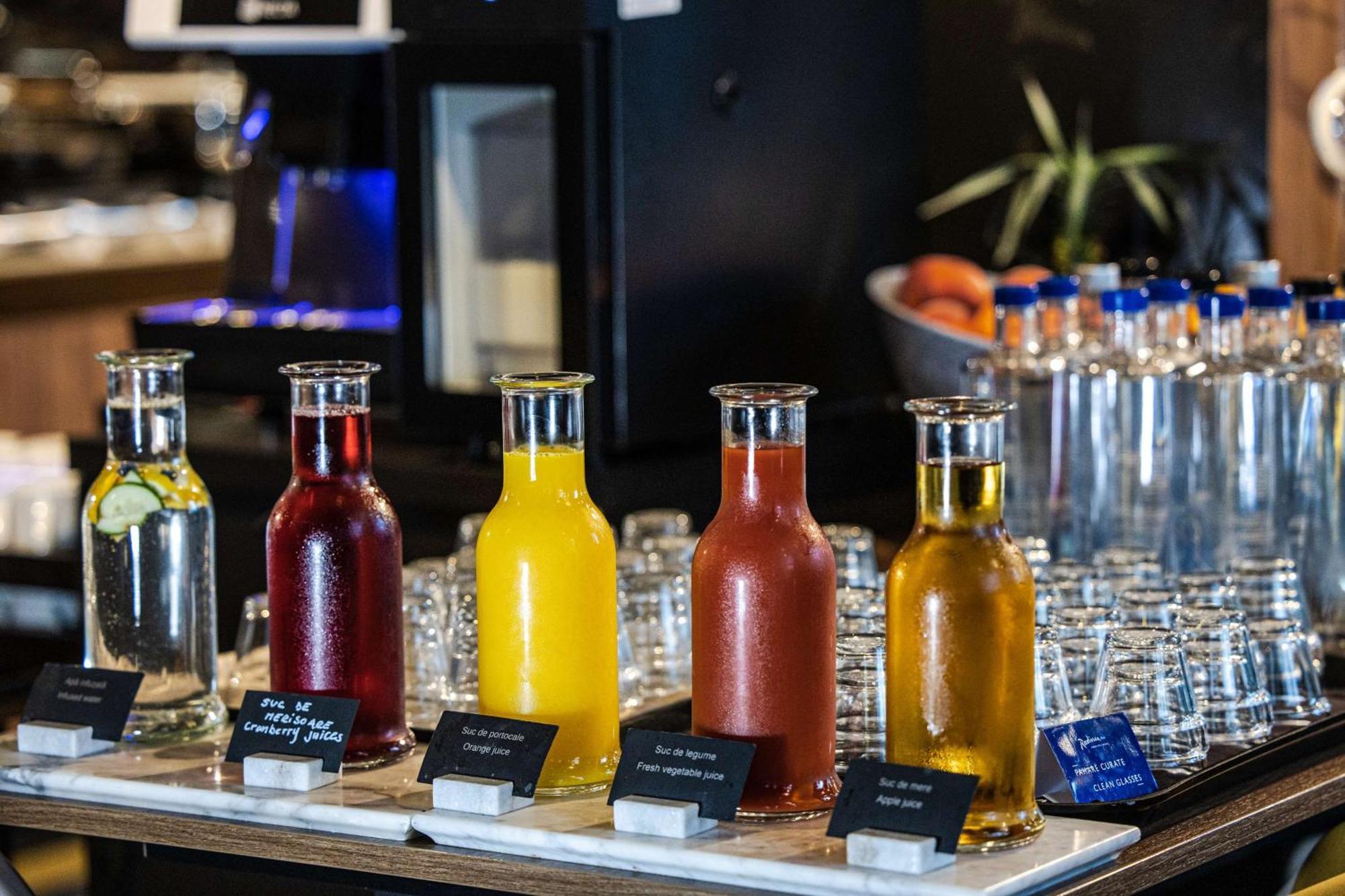 Radisson Blu Aurum Hotel, Braşov Exterior foto Juices at a buffet