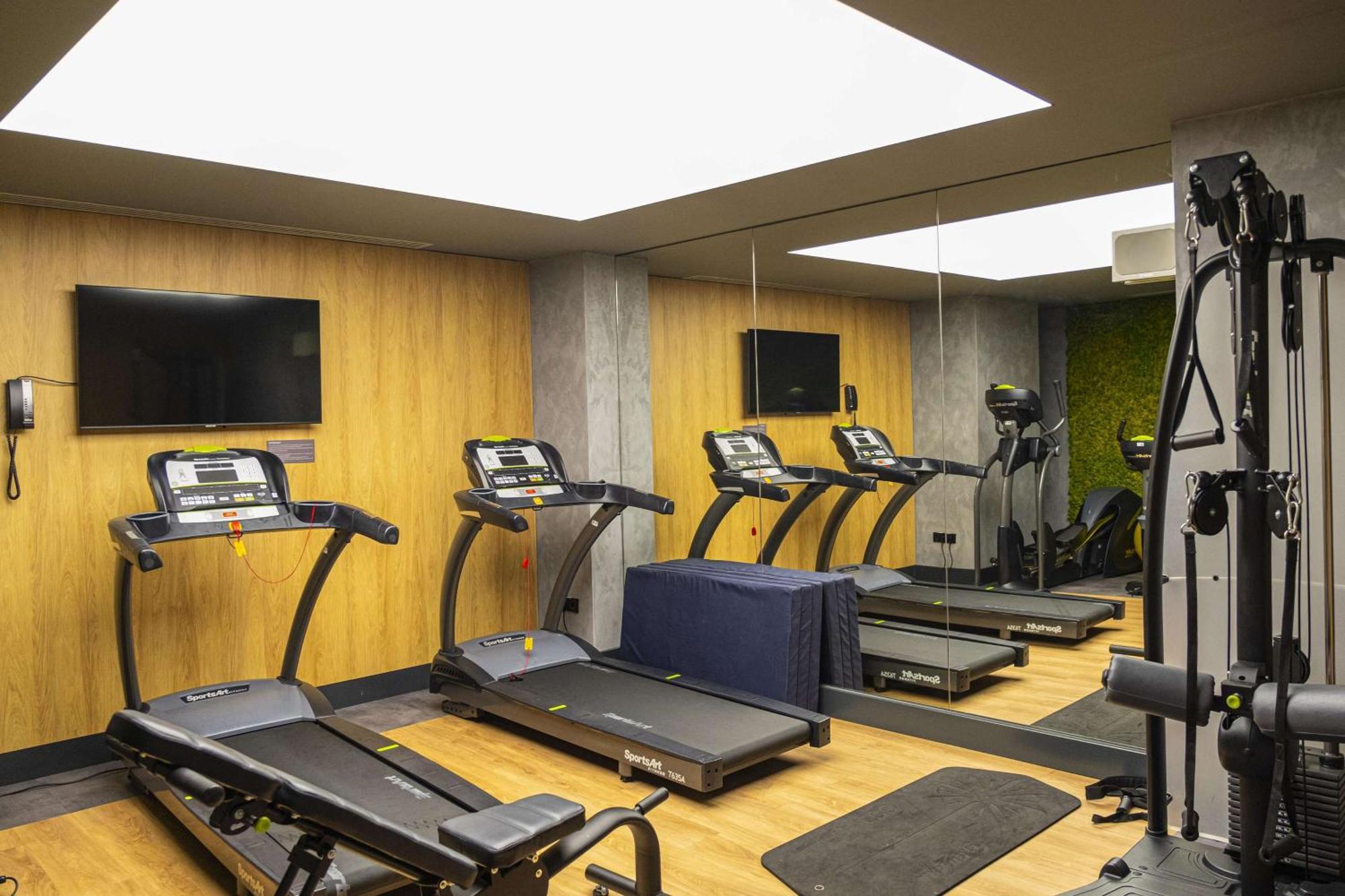 Radisson Blu Aurum Hotel, Braşov Exterior foto The gym at the hotel