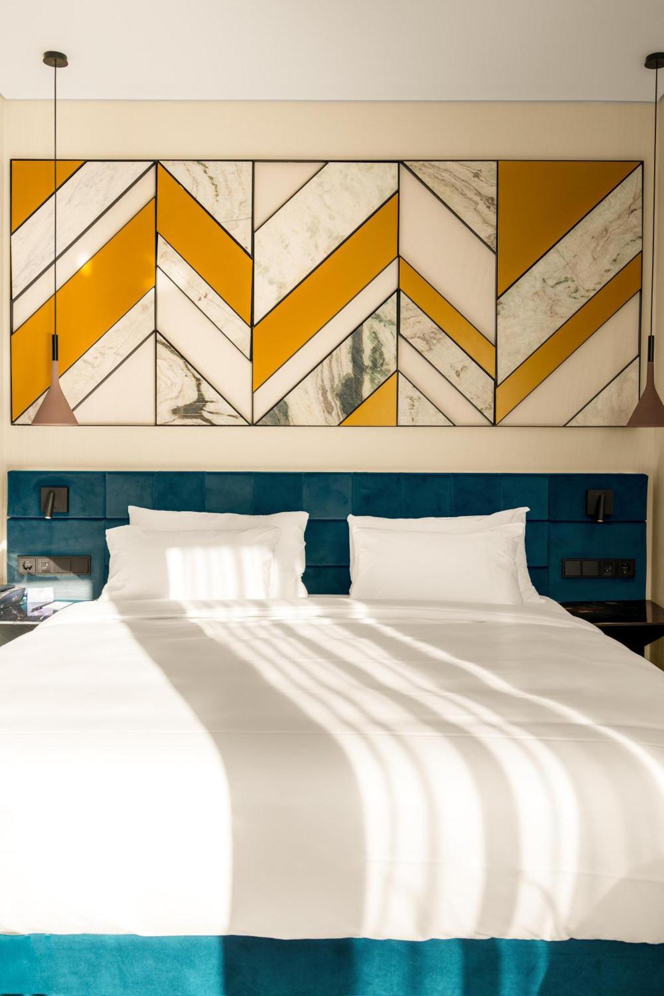 Radisson Blu Aurum Hotel, Braşov Exterior foto A bed with two pillows