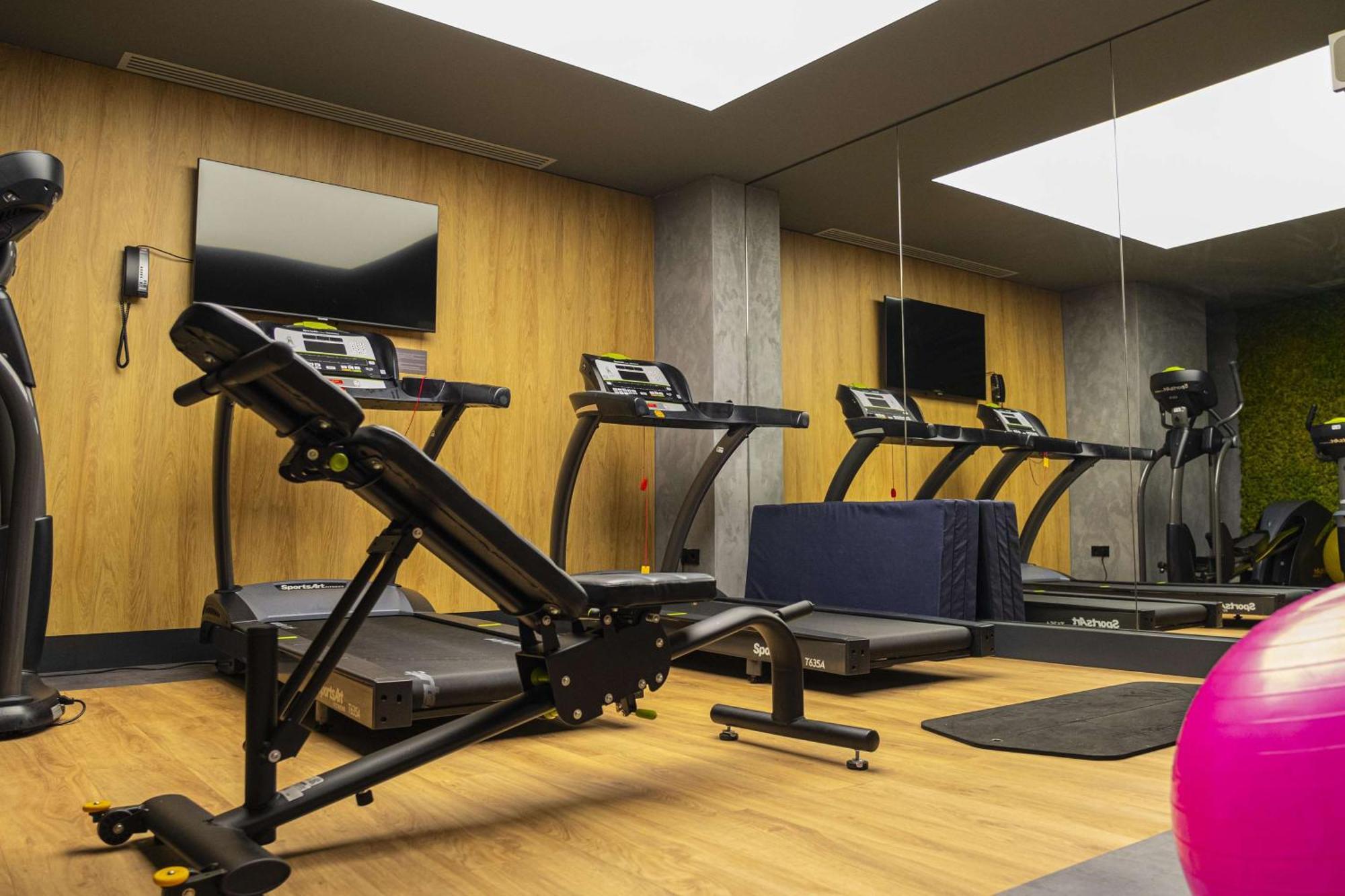 Radisson Blu Aurum Hotel, Braşov Exterior foto The gym at the hotel