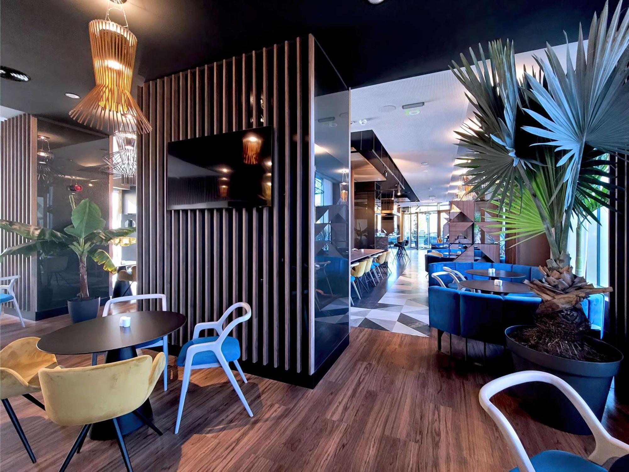 Radisson Blu Aurum Hotel, Braşov Exterior foto The lounge at the airport